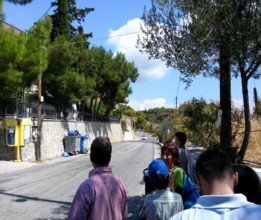 Asteptand autobuzul catre Agia Marina